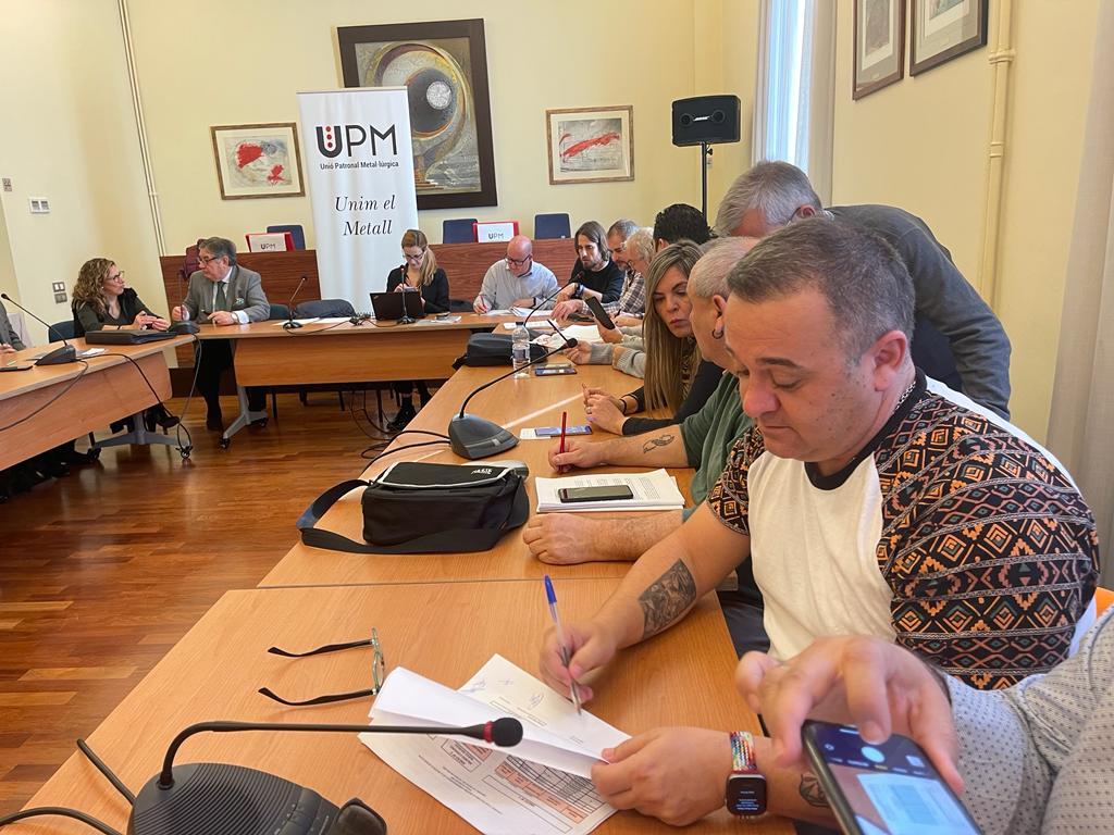 FICCOOCat's tweet image. Avui estem signant el Conveni del metall de Barcelona per als anys 2022-2024, així com les taules salarials corresponents
#ConveniMetallBCN