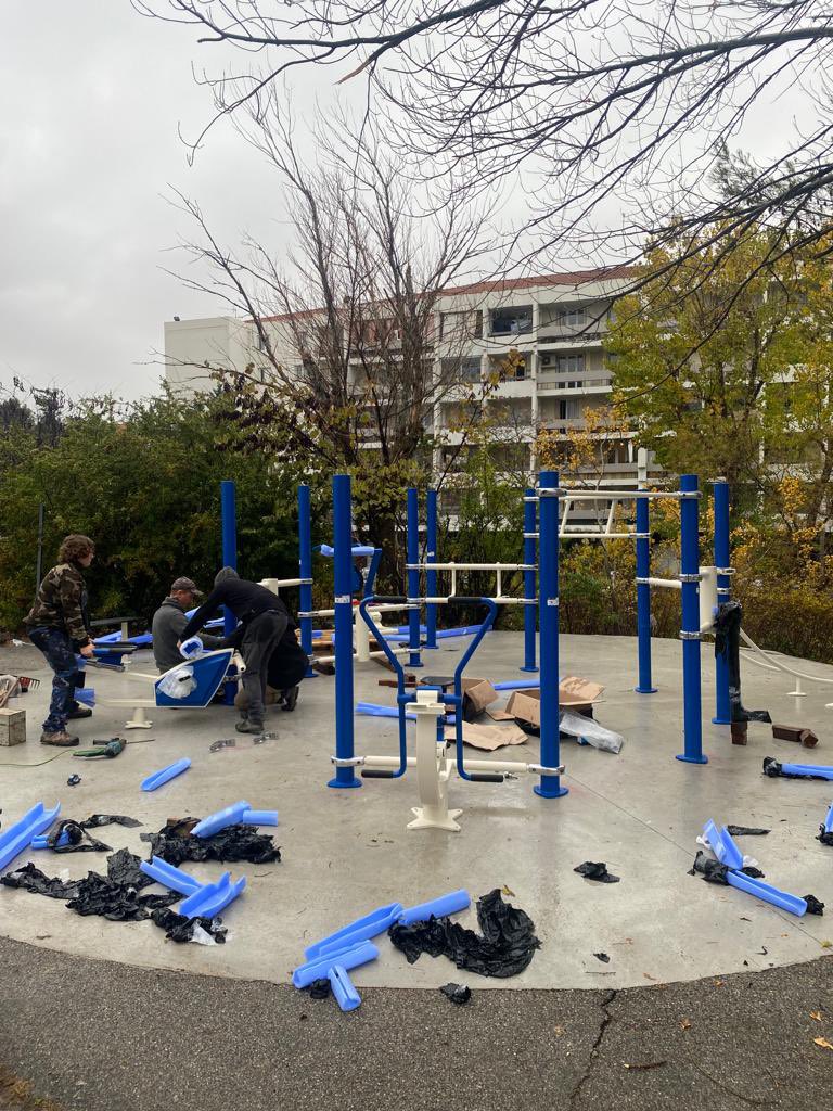 chamakou13's tweet photo. Un grand merci à notre élu de quartier @salahkhouiel pour l installation d’un nouvelle équipement sportif dans le quartier du #jasdebouffan à Aix en Provence.. @LaProvenceAix @aixmaville @SJoissains @JMPerrinAix #quartierPrioritaire #EquipementSportif https://t.co/8mLeFogXo9