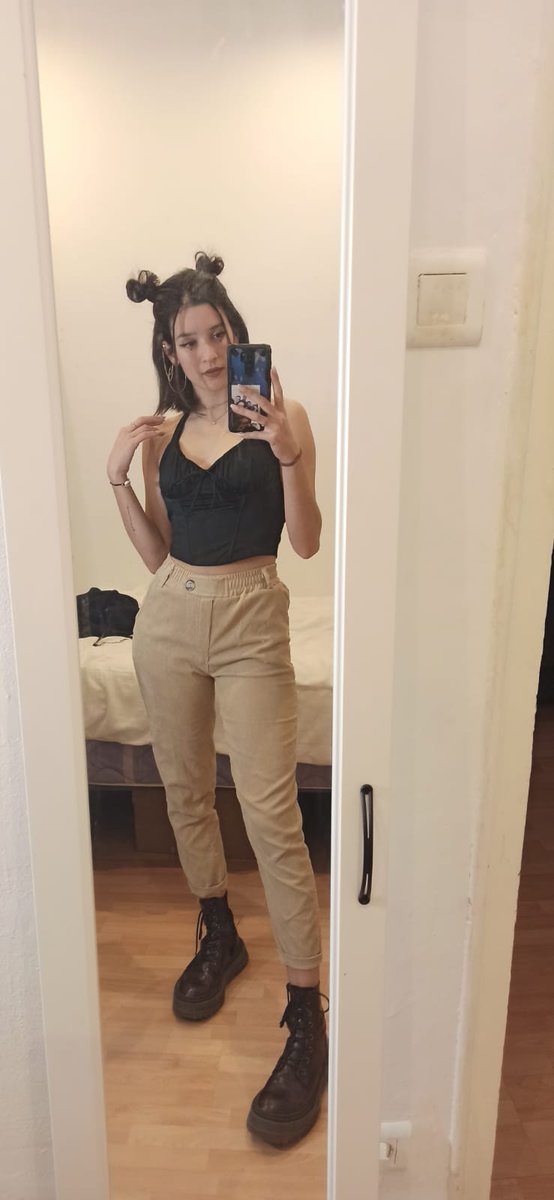 Here's a 3D model i made for <a href="/artisabet/">Ellie Lucini</a>'s Secret Santa gift. 💛🎅🏼 #SecretSanta2022