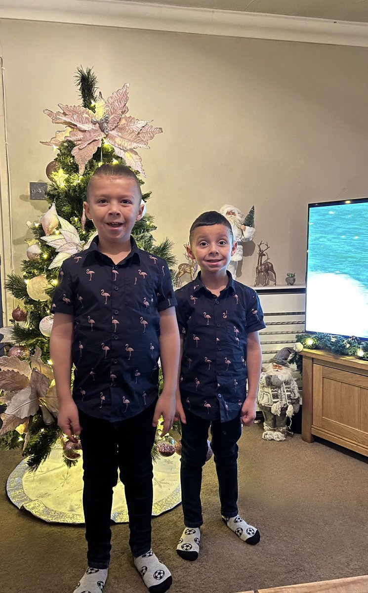 emorges's tweet image. Both excited and party ready this morning 🎉🎄🥳 Thank you Ysgol Gymraeg Cwmbran 😊 @YGCwmbran