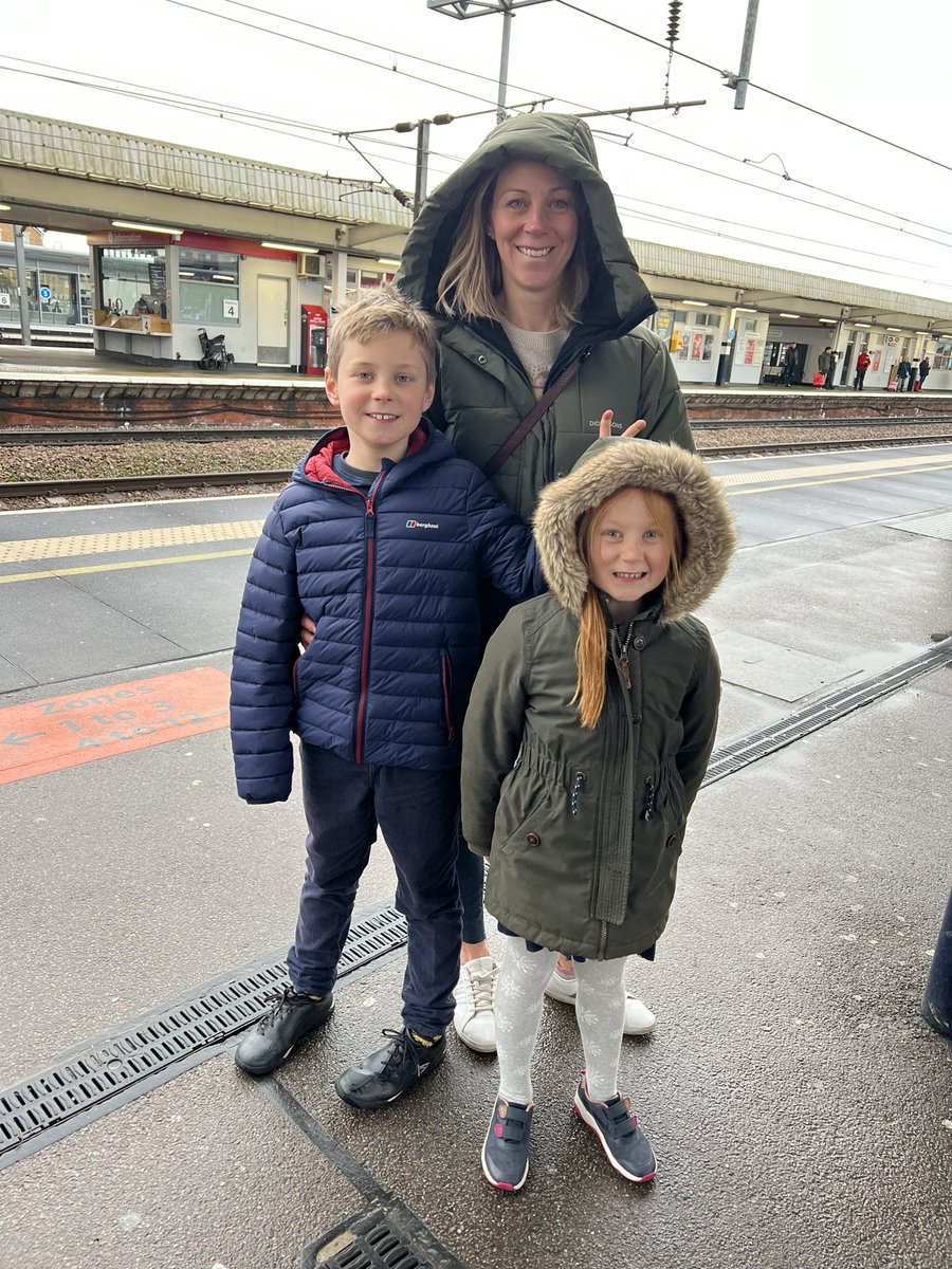 FarmerBarney's tweet photo. London bound #bigsmoke #catchashow #MatildaTheMusical #shopping #christmastime #familytime @LNER πππ https://t.co/XUOZymqLn8
