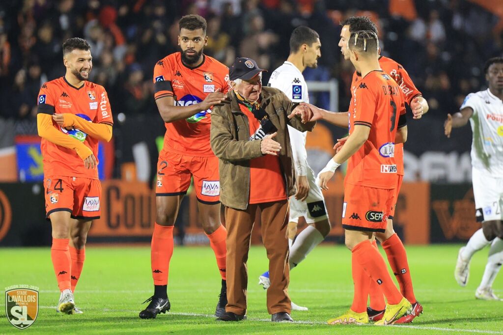 ⚫️ Venant Sochon nous a quittés

Le <a href="/stadelavallois/">Stade Lavallois</a> a eu la tristesse d’apprendre le décès cette nuit de Venant Sochon, fidèle supporter Tango qui venait de fêter ses 92 ans.

Une pensée pour sa famille et ses proches 🙏🖤

stade-lavallois.com/venant-sochon-…