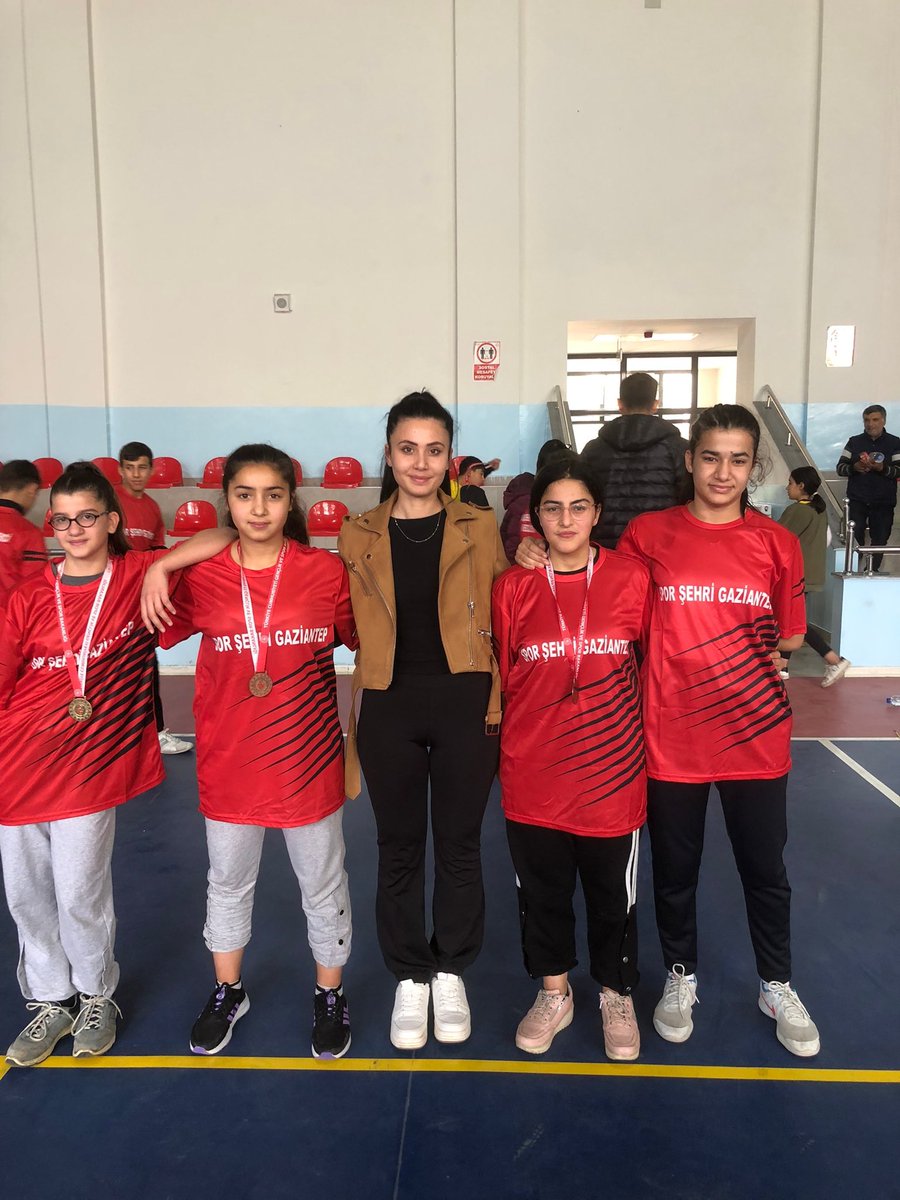 Büyükşahinbey Ortaokulu (@buyuksahinbeyo) on Twitter photo 25 Aralık Gaziantep’in kurtuluşu kapsamında düzenlenen masa tenisi turnuvasında derece alan öğrencilerimizi ve öğretmenimizi tebrik ederiz. <a href="/oguzelikymk27/">Oğuzeli Kaymakamlığı</a> <a href="/burhan_yuksel23/">Burhan Yüksel</a> <a href="/Gaziantep_MEM/">Gaziantep İl Millî Eğitim Müdürlüğü</a> <a href="/GMEM_SosyalOkul/">gaziantepsosyalokul</a> <a href="/gul_davut/">Davut GÜL</a> 25 Aralık Gaziantep’in kurtuluşu kapsamında düzenlenen masa tenisi turnuvasında derece alan öğrencilerimizi ve öğretmenimizi tebrik ederiz. <a href="/oguzelikymk27/">Oğuzeli Kaymakamlığı</a> <a href="/burhan_yuksel23/">Burhan Yüksel</a> <a href="/Gaziantep_MEM/">Gaziantep İl Millî Eğitim Müdürlüğü</a> <a href="/GMEM_SosyalOkul/">gaziantepsosyalokul</a> <a href="/gul_davut/">Davut GÜL</a>