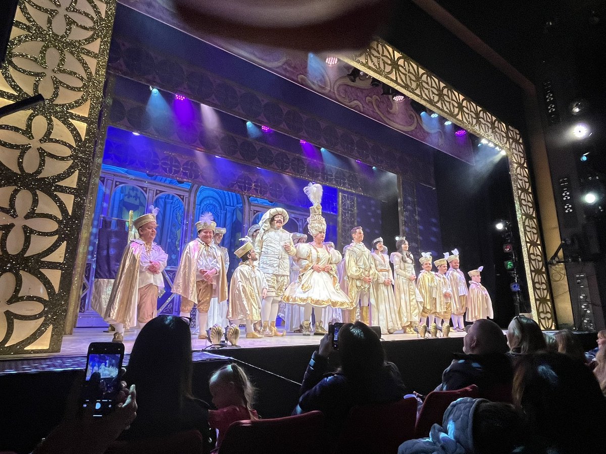 Simply stunning. Might even say the best yet! <a href="/The_Garrick/">Lichfield Garrick 🎭</a> your panto never disappoints. Wet your pants funny…everyone ❤️<a href="/Samrabone/">Sam Rabone</a> <a href="/georgeakid/">George Akid</a> We did care about Snow, honest 😜