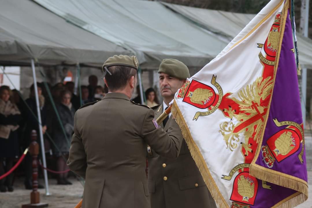 FUTER_ET's tweet photo. En un solemne acto, presidido por el Jefe del Mando de Transmisiones #MATRANS, he tenido lugar la toma de Mando del coronel Miguel Ángel San Segundo como Jefe del Regimiento de Guerra Electrónica nº 31. https://t.co/nowuEXLtJV