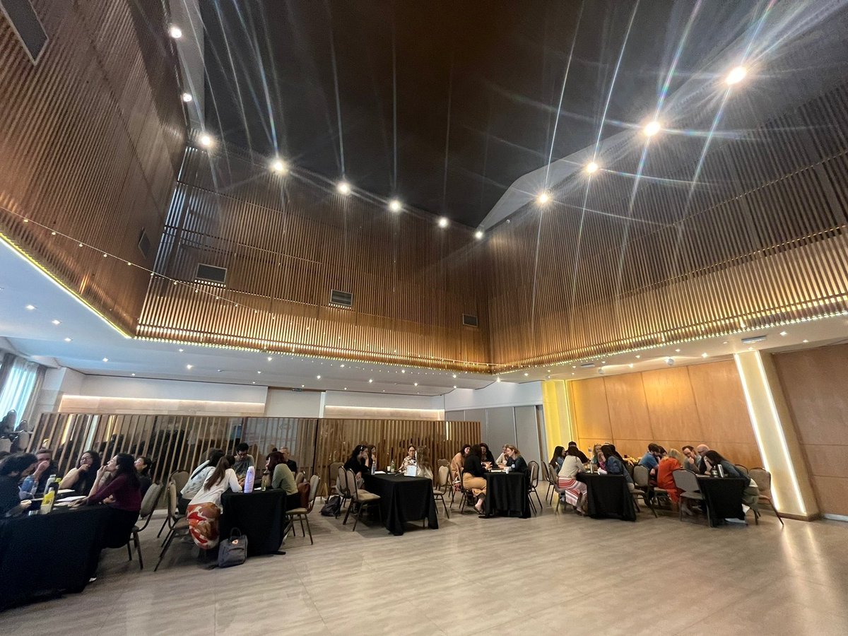 Juanaramallo1's tweet photo. Seguimos llevando el juego a la escuela ❤. Con @weinsteinmelina compartimos un encuentro con docentes del colegio Wolfsohn. Jugamos, reimos, reflexionamos, conocimos experiencias de otros docentes y escuelas y pensamos nuevas propuestas. ¡Gracias @AndreaKazanetz por invitarnos! https://t.co/pKvJqydKII