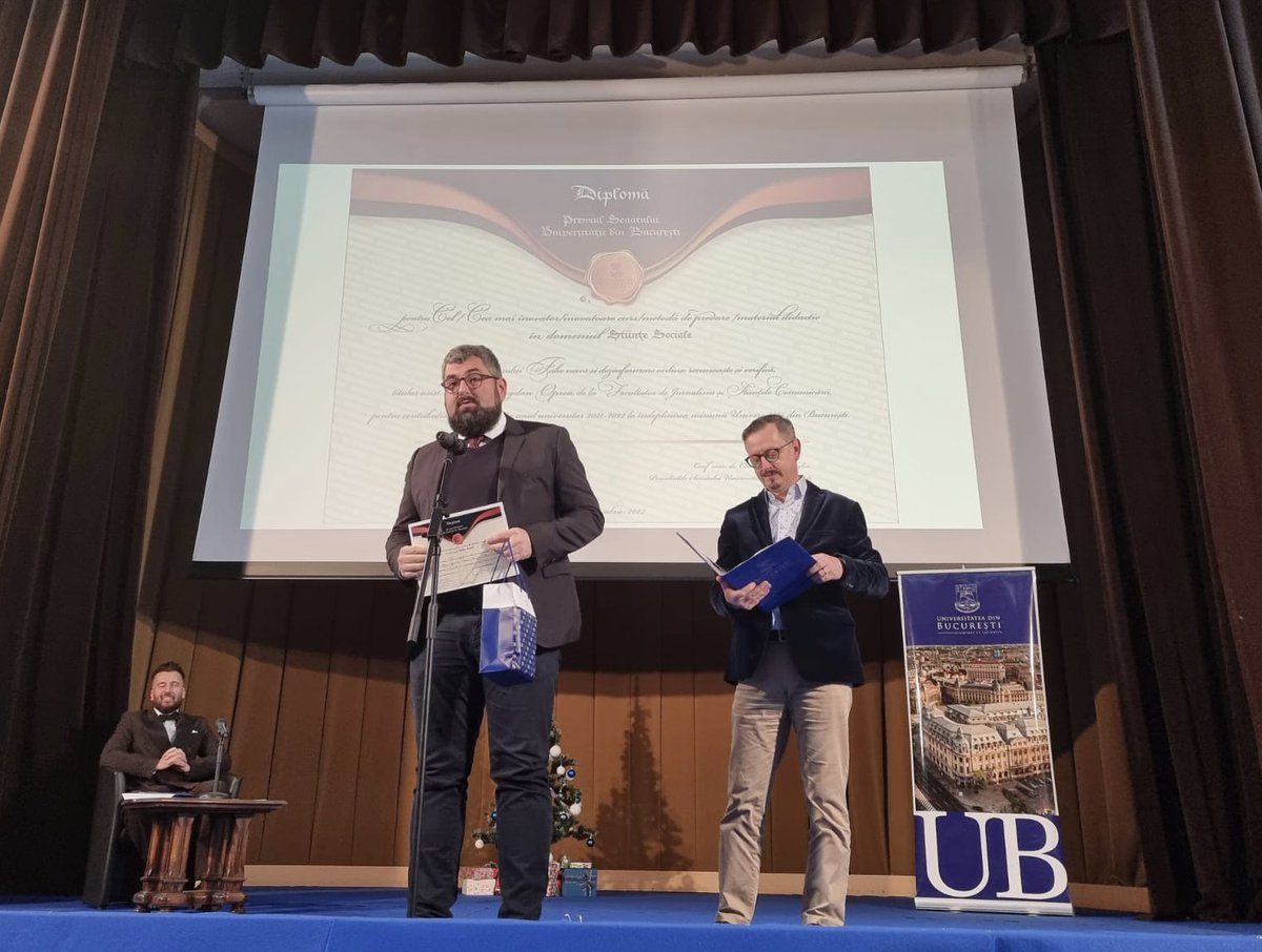 Bogdanvoprea's tweet photo. Onorat să primesc astăzi Premiul pentru cel mai inovator curs în cadrul Premiilor Senatului Universității din București 2022 pentru cursul Fake news și dezinformare online: recunoaște și verifică, pe care l-am lansat și-l țin de 3 ani. #UniBuc #FJSC #FakeNewsDezinfo #AcademicLife https://t.co/G0U6bU1pv1