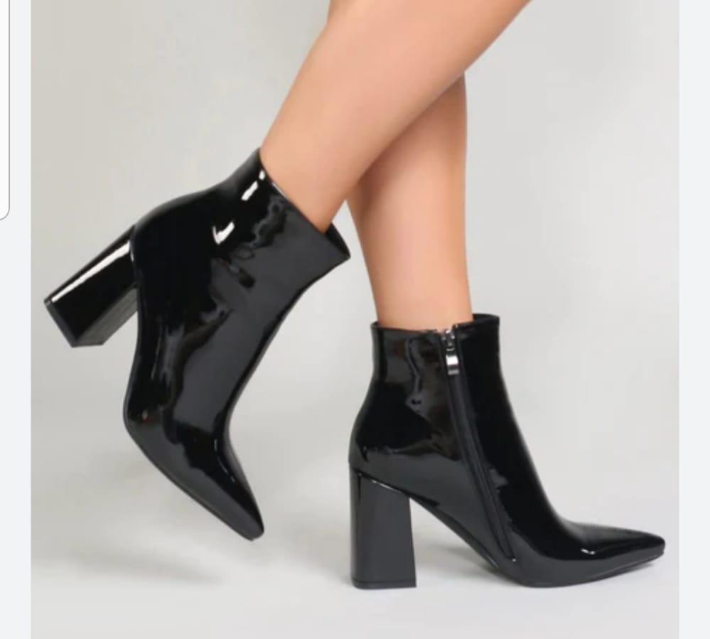 kamaroma22's tweet photo. Order for your December enjoyment boots with @TheHeelsRack1 
A pair goes for 90,000shs only 
#TheHeelsRack1 https://t.co/FfG1FJIDeh