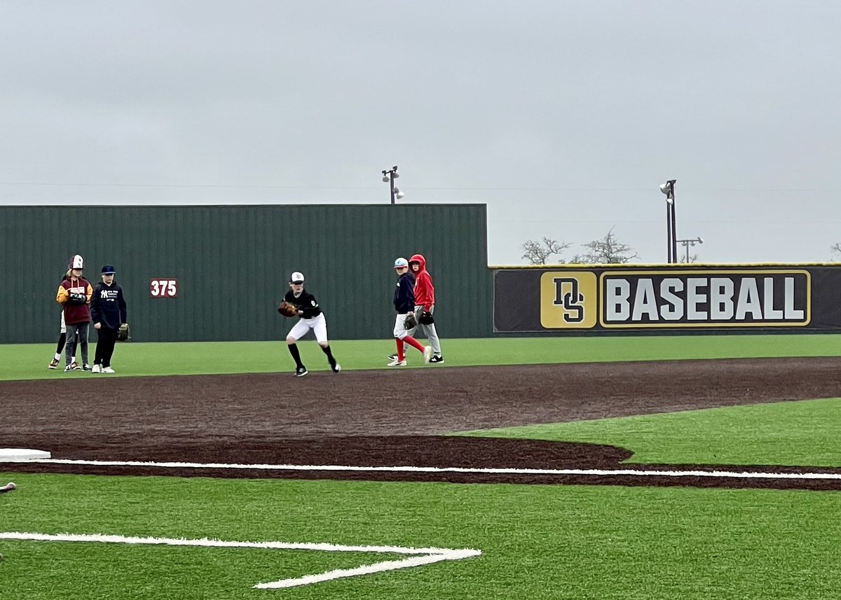 DSBaseballClub's tweet image. Checkout these action shots from our Madrid Elite Infield Camp! 📸 ⚾️ 

This 5 day camp is led by coaches Jacob Madrid &amp;amp; Jace Smith to help players develop and strengthen their skills 🔥 #DSselect #DSBaseballClub #SelectBaseball #Infield