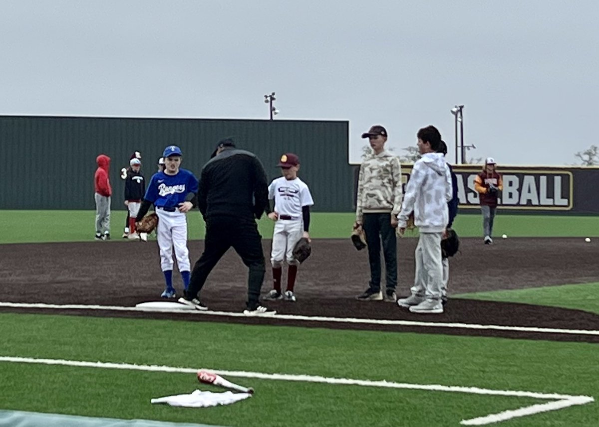 DSBaseballClub's tweet image. Checkout these action shots from our Madrid Elite Infield Camp! 📸 ⚾️ 

This 5 day camp is led by coaches Jacob Madrid &amp;amp; Jace Smith to help players develop and strengthen their skills 🔥 #DSselect #DSBaseballClub #SelectBaseball #Infield