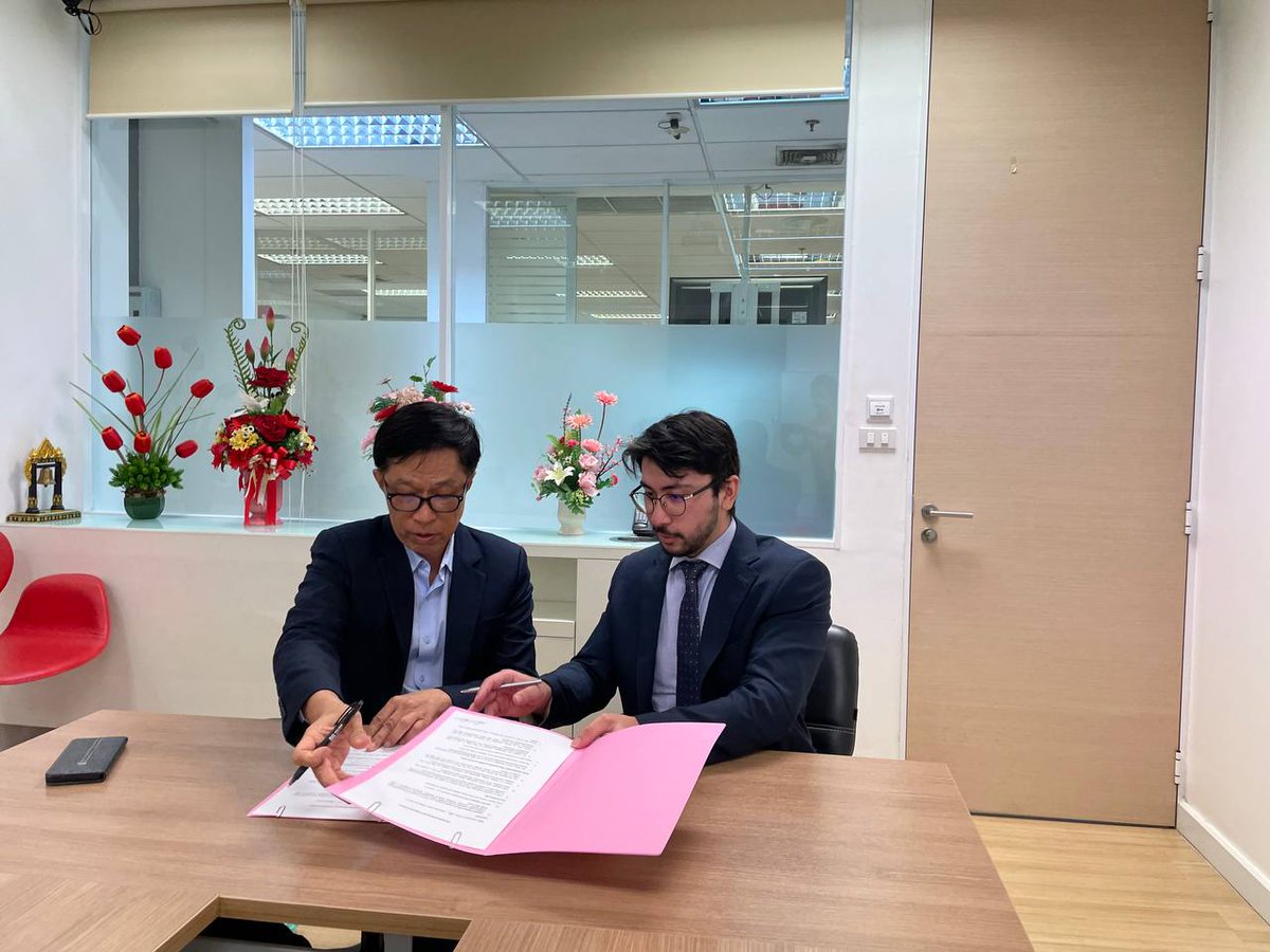 ZengateGlobal's tweet image. The zenGate team is very excited to announce the signing of an MOU with the Ausiris Gold company, one of the largest gold trading companies in Thailand.
Ausiris will utilize #PalmyraComDex for gold tokenization, traceability, authentication &amp;amp; brand retention.

#Ergo #Cardano