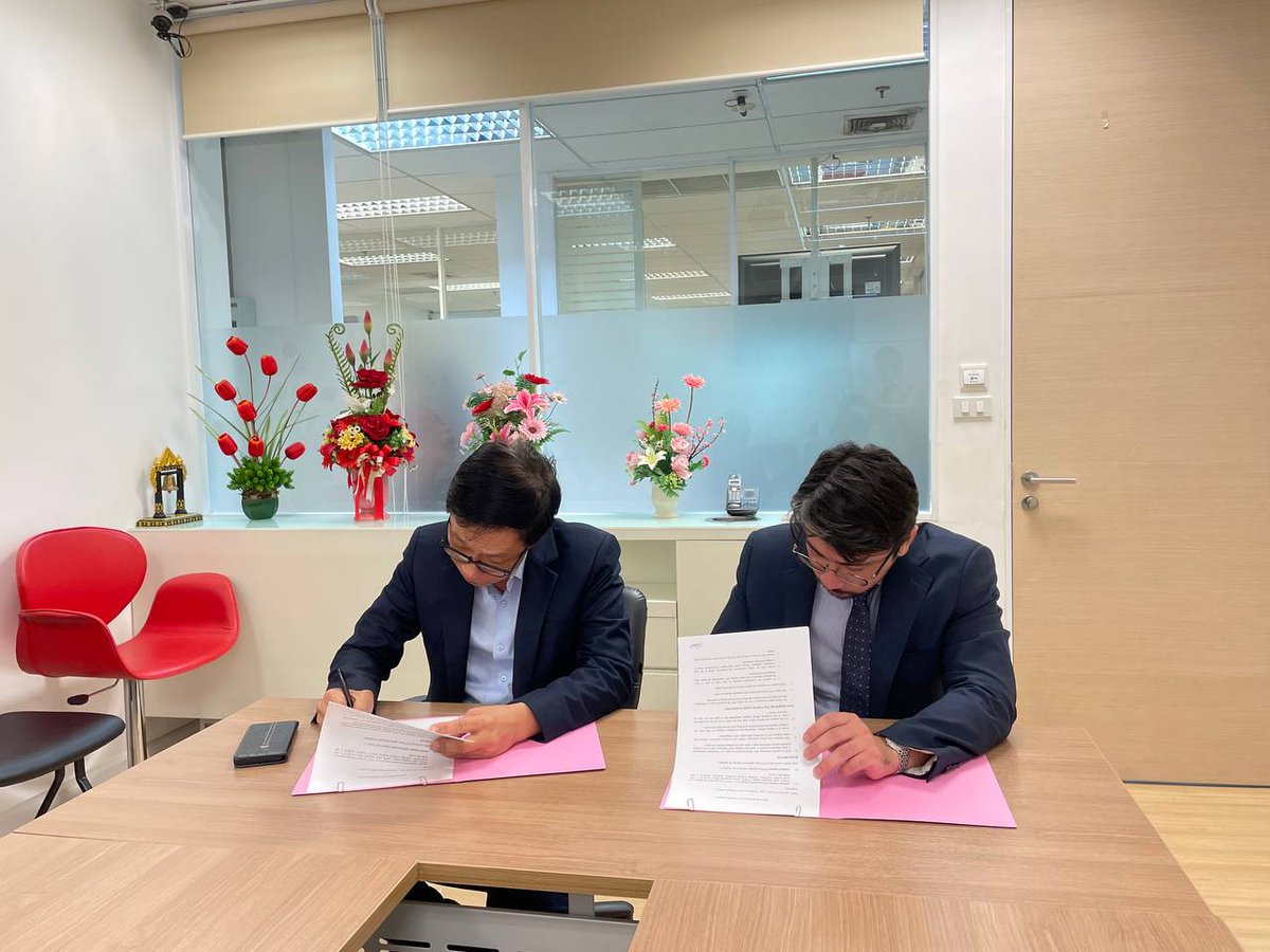 ZengateGlobal's tweet image. The zenGate team is very excited to announce the signing of an MOU with the Ausiris Gold company, one of the largest gold trading companies in Thailand.
Ausiris will utilize #PalmyraComDex for gold tokenization, traceability, authentication &amp;amp; brand retention.

#Ergo #Cardano