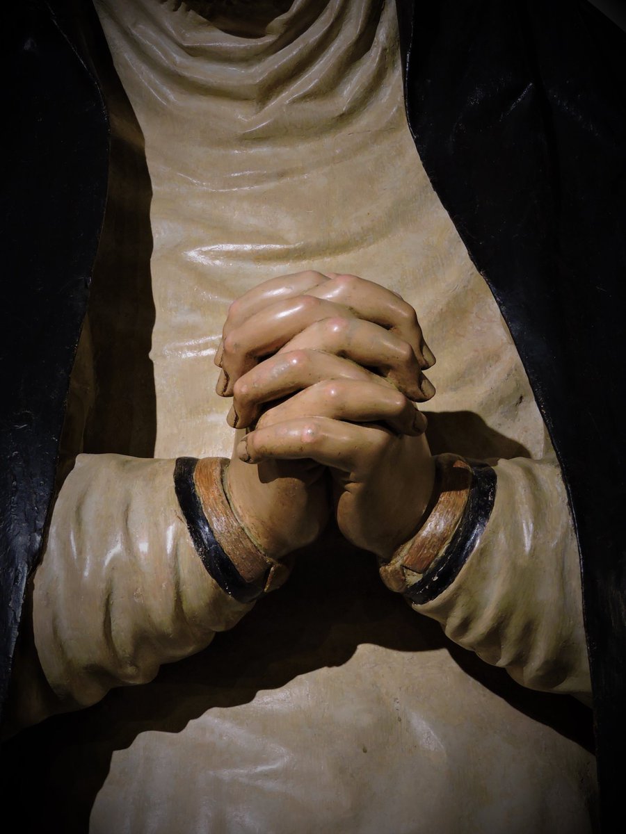 Miércoles Santo en unas manos. 

#DeFormaMagnífica