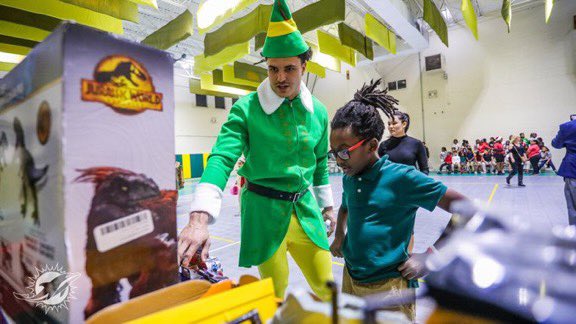 This man <a href="/JJPhillips15/">Jaelan Phillips ;🕴🏾®</a> always in the community giving back. RT this to cast your vote for #WPMOYChallenge