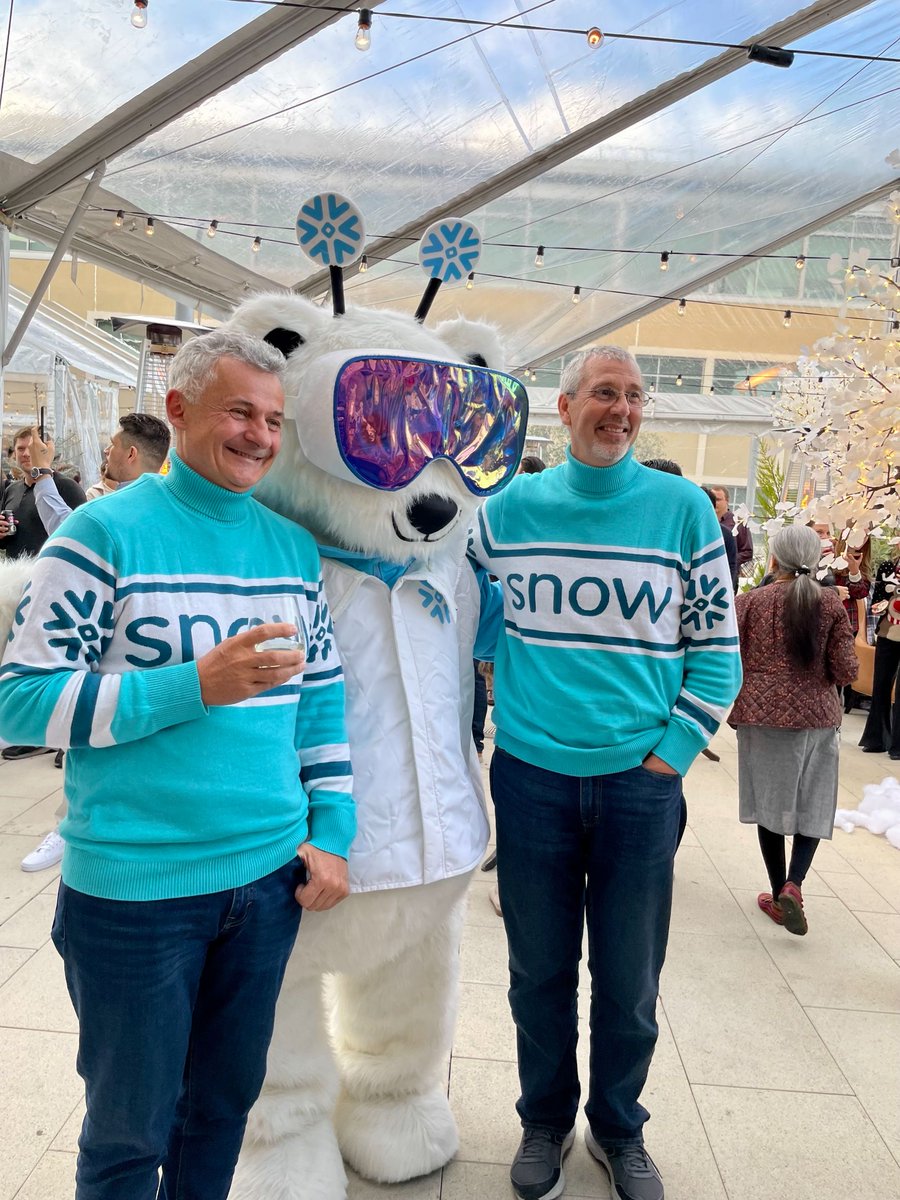 Snowflake's tweet photo. 🥳 It's a party! We had *snow* much fun wrapping up the year by celebrating with fellow Snowflakes and enjoying festive bites, drinks, crafts &amp; games. Happy Holidays! #lifeatsnowflake ❄ https://t.co/kpb1wIROAm