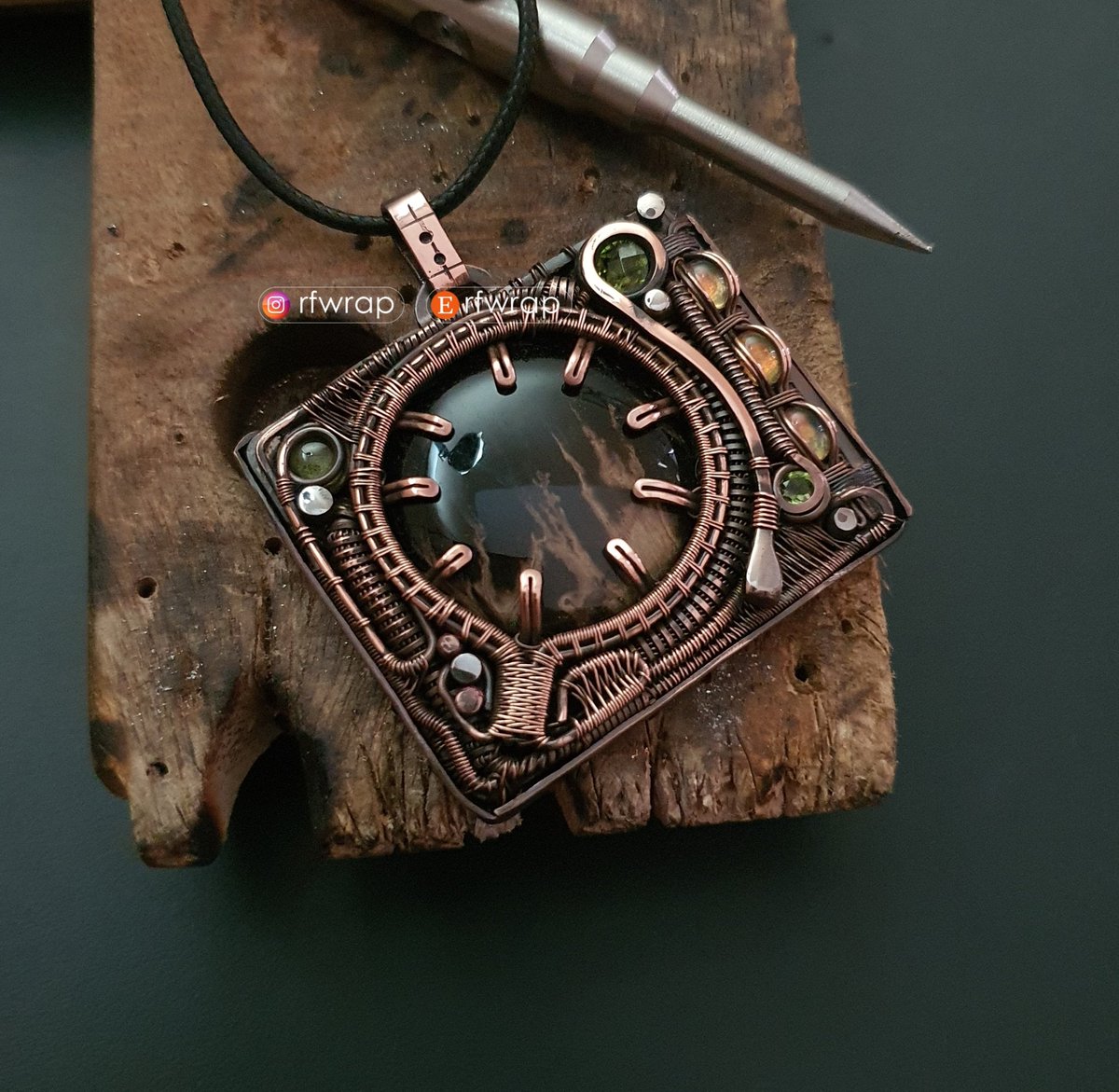 rfwrap's tweet photo. ❌️Soldout❌️ 🇺🇸
For available pendant u can visit
 https://t.co/EoYnnM65d1

#wirewrap #turntable #artist #guitars #ethnic #jewellery https://t.co/8II1KrgcP9