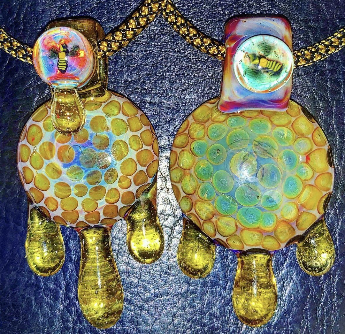 glasspendantcom's tweet photo. Buzzin’ like a bee. 🐝🍯
#bee #honeybee #honey #honeycomb #pendant #glasspendant #glass #art #pendants #handmade #medallion #drippy #glassart #heady #headyglass #jewelry #twochains #glassblowing https://t.co/aVJMLSIylV