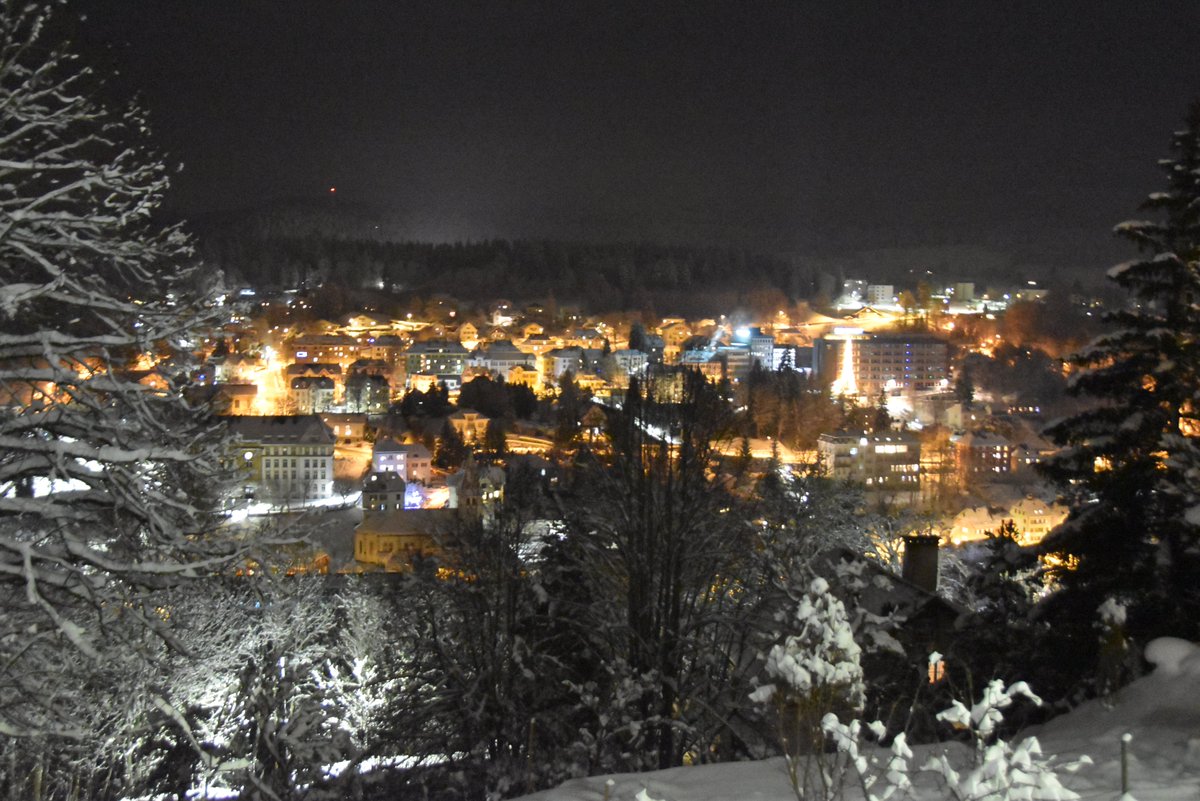 Afin de rassurer la population lors des rentrées tardives dans la nuit du 24 au 25 décembre et dans celle du 31 décembre au 1er janvier, le Conseil communal de la Ville du Locle a pris la décision de laisser l’éclairage public allumé jusqu’à 2h du matin.