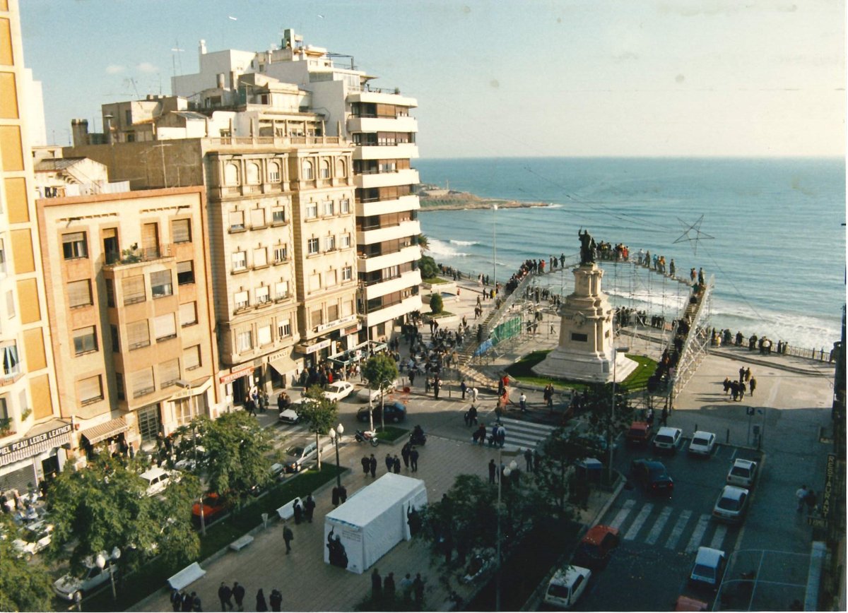 TGNAjuntament's tweet photo. #VaSerNotíciaTGN | 🌊 El monument a Roger de Llúria, emblema de la Rambla Nova, ha estat envoltat de polèmiques i anècdotes.

👉 El 23/12 de 1989, pel centenari del monument , es va col·locar una passarel·la per permetre contemplar-lo de més a prop.

🔗 https://t.co/bwtZFFvzFU https://t.co/SKdn0PibyQ