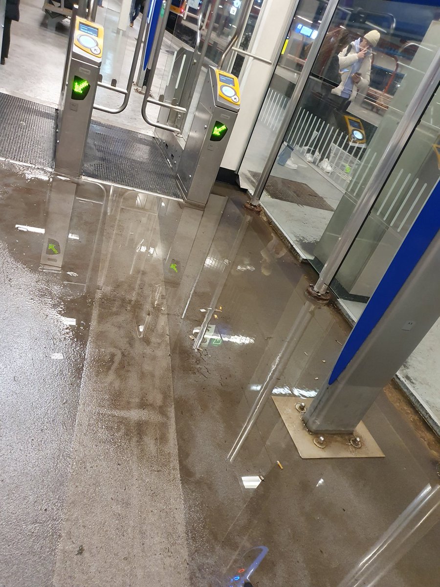 RemkoJR's tweet image. Hey @NS_online nog steeds een grote plas vlak voor de poortjes van Almere Buiten