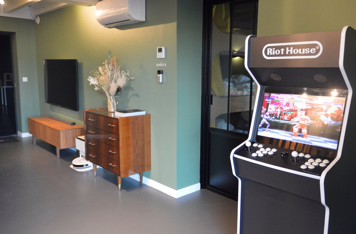 Il y a presque 1 an, l’entreprise de production audiovisuelle <a href="/RiotHouseProd/">Riot House</a> a décidé d’installer une de nos bornes d’arcade🕹

Au programme, des moments fun et de détente pour les collaborateurs au sein du studio.

De l’interactif et du beau, c’est une combinaison qui se tente ?