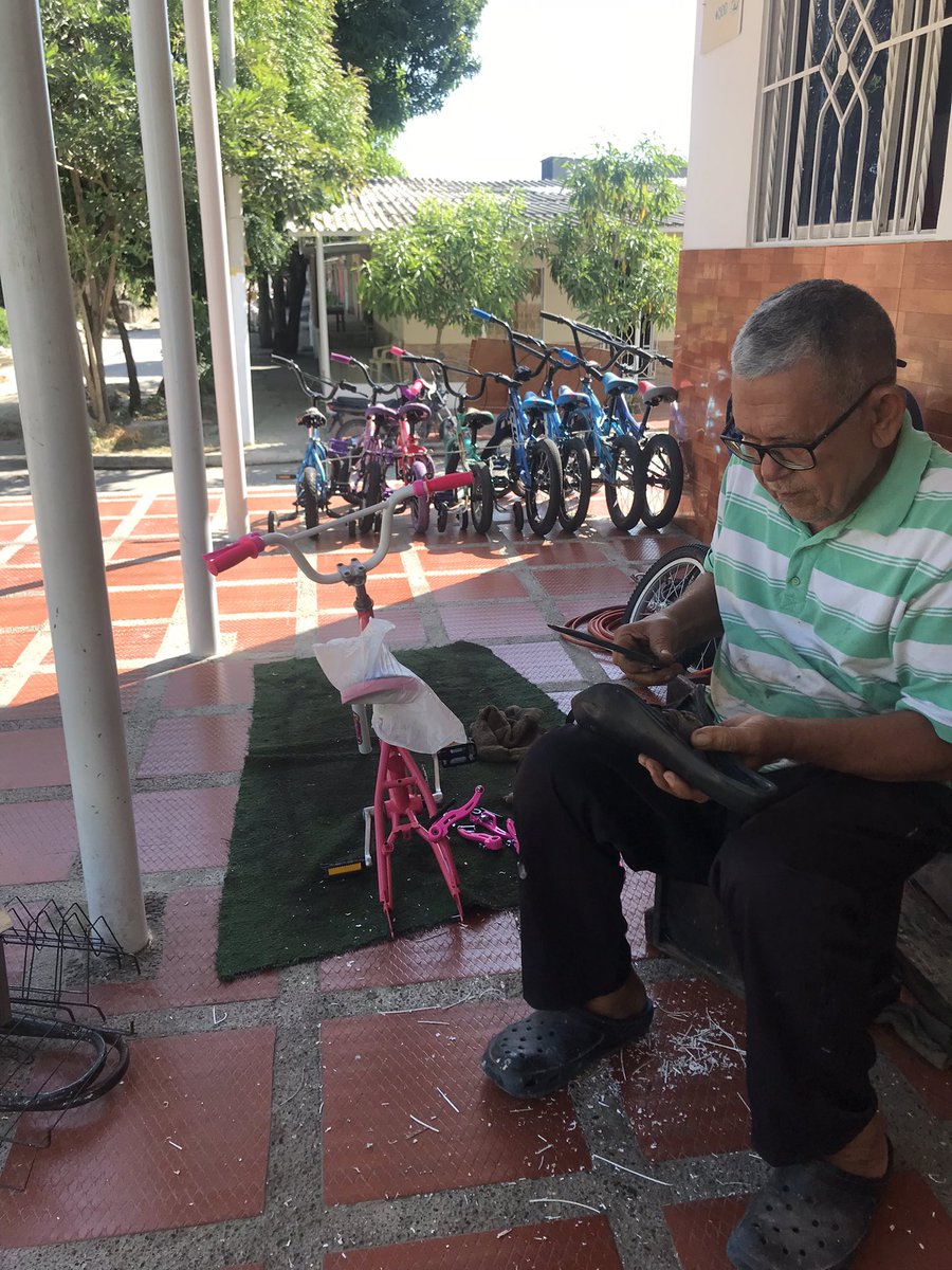 AOlivera__'s tweet photo. Twitter has tu magia. 
Este señor es mi abuelo, una gran persona que se gana la vida con su taller de bicicletas. Ha armado con sus ahorros varías bicis y no ha vendido ninguna. Está ubicado en el barrio los cedros.
TÚ RT SERÍA DE GRAN AYUDA 🙏🏾🙏🏾🙏🏾 https://t.co/TnCZLlBxAW