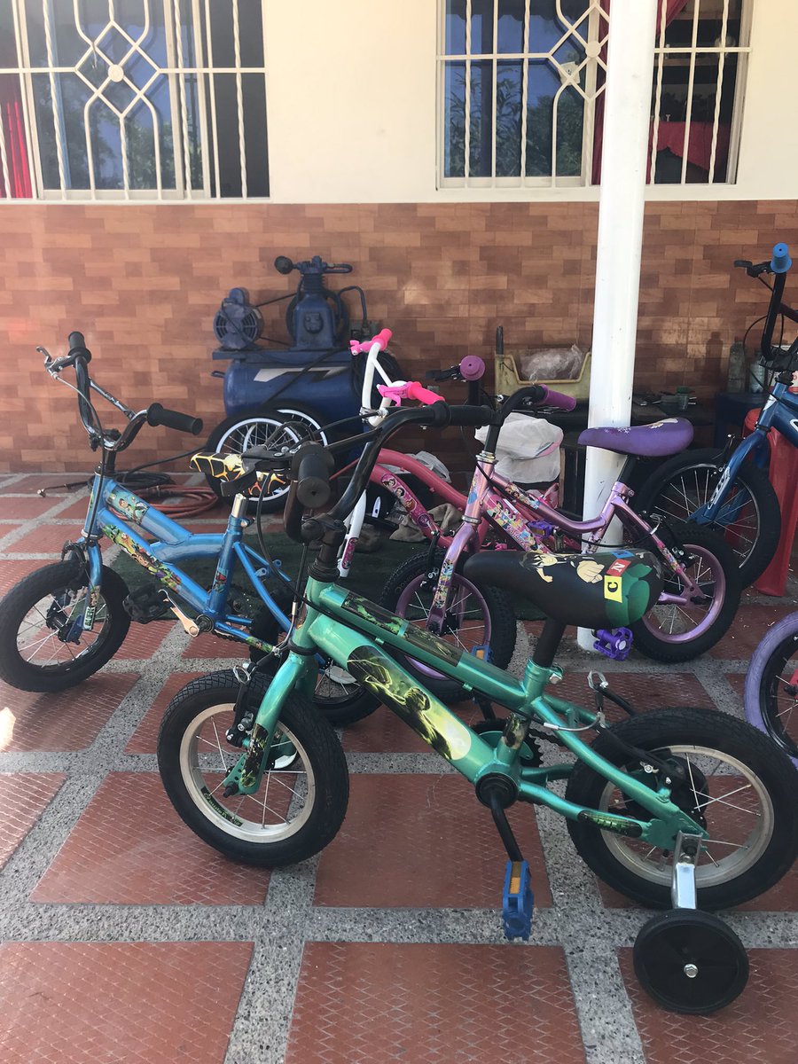 Twitter has tu magia. 
Este señor es mi abuelo, una gran persona que se gana la vida con su taller de bicicletas. Ha armado con sus ahorros varías bicis y no ha vendido ninguna. Está ubicado en el barrio los cedros.
TÚ RT SERÍA DE GRAN AYUDA 🙏🏾🙏🏾🙏🏾