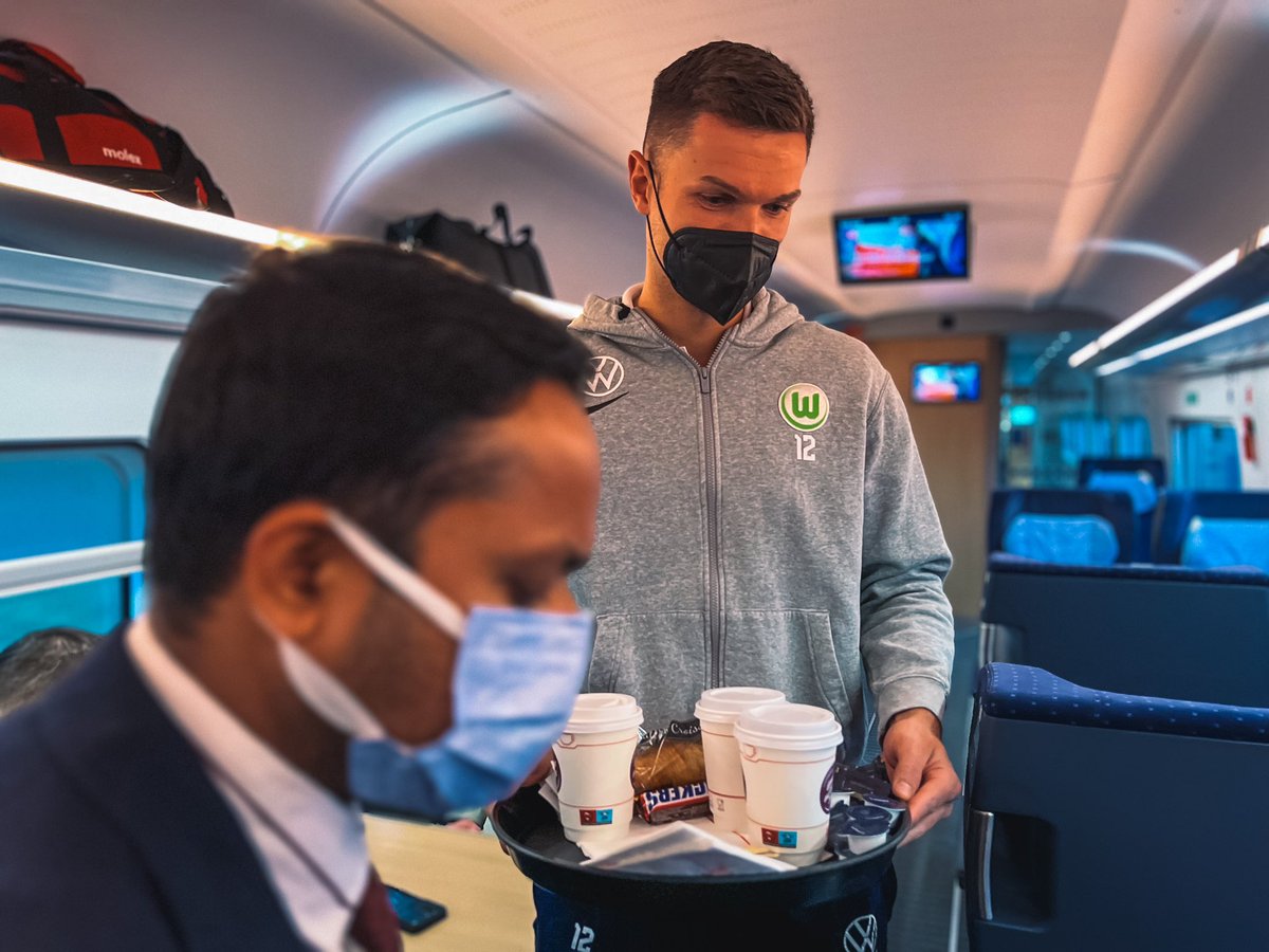 VfL_Wolfsburg's tweet photo. Die Wölfe haben heute das Team der  @DB_Bahn beim Arbeitsalltag in verschiedenen Fernzügen unterstützt. Mit ihrem Einsatz reagierten die Spieler auf ihr Fehlverhalten bei der Auswärtsfahrt nach Leverkusen.

ℹ️➡️ https://t.co/mfRfsTA8dx

#VfLWolfsburg https://t.co/maFqYJNRA5