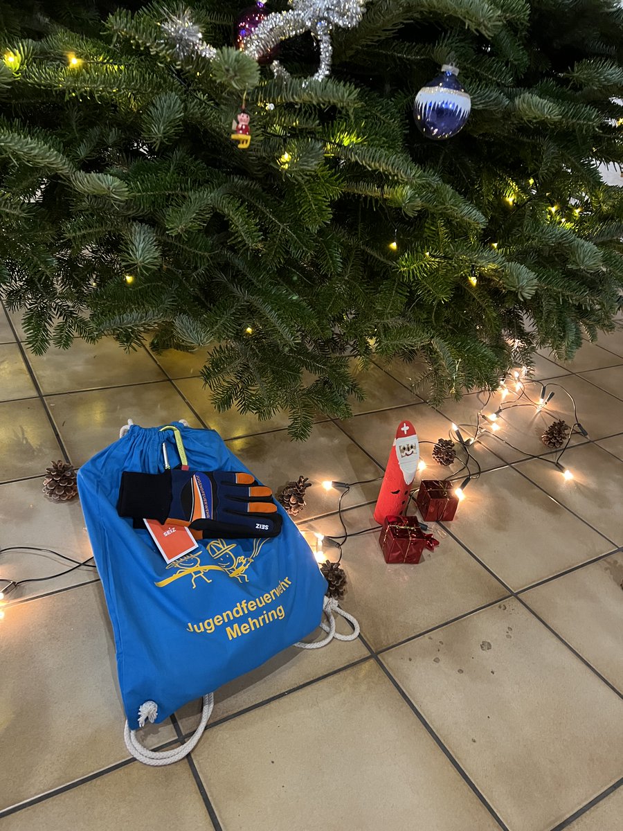 🎄🚒Weihnachtsfeier Jugendfeuerwehr 😀
am Samstag fand die Weihnachtsfeier der JFW satt. 
Begonnen wurde mit einer Feuerwehr-Schnitzeljagd. Anschließend wurde gemeinsam gegessen und es wurden noch ein paar Gruppenspiele gespielt.  Am Schluss auch gab es auch ein Geschenk  😀