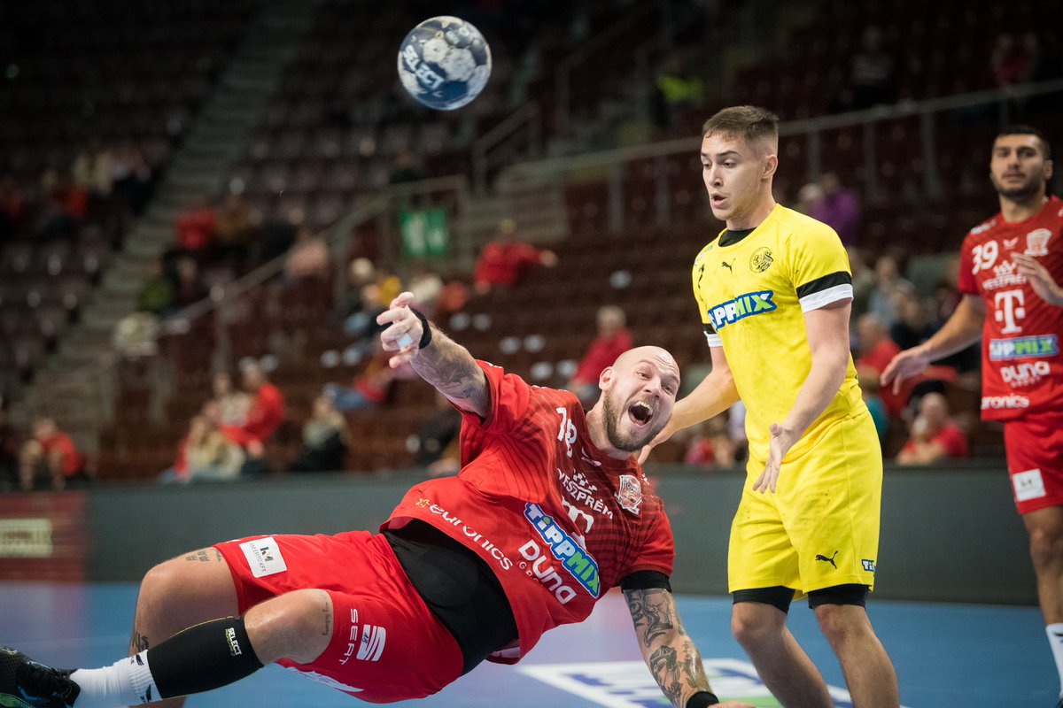 handball100x100's tweet photo. Andreas Nilsson renueva con el Veszprém hasta 2025. Compartirá posición con Pechmalbech y Fabregas. El internacional sueco llegó al club húngaro en 2014 procedente del Hamburgo. 🔴 #Veszprém https://t.co/GCUXNrlS3l