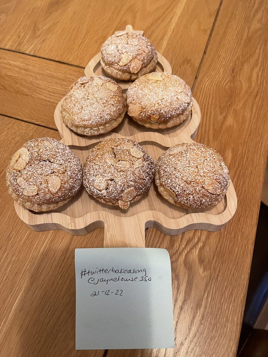 #twitterbakealong <a href="/Rob_C_Allen/">Robert Allen</a> <a href="/thebakingnanna1/">The Baking Nanna</a> todays bake , brown butter frangipane mince pies. The brown butter is delicious in this recipe 🥰