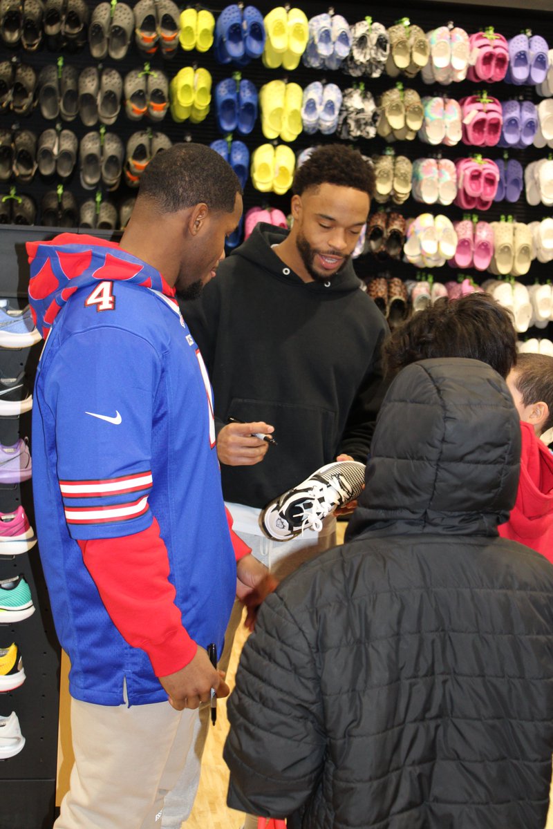 @buffalobills Safety, Jaquan Johnson, & his wife Nelly provided 15 kids from our Residential Program a shopping spree at Dick’s Sporting Goods. @AuthenticMade_Q #buffalobills #BillsNation #gobills #givingback #givingseason #holidayseason
