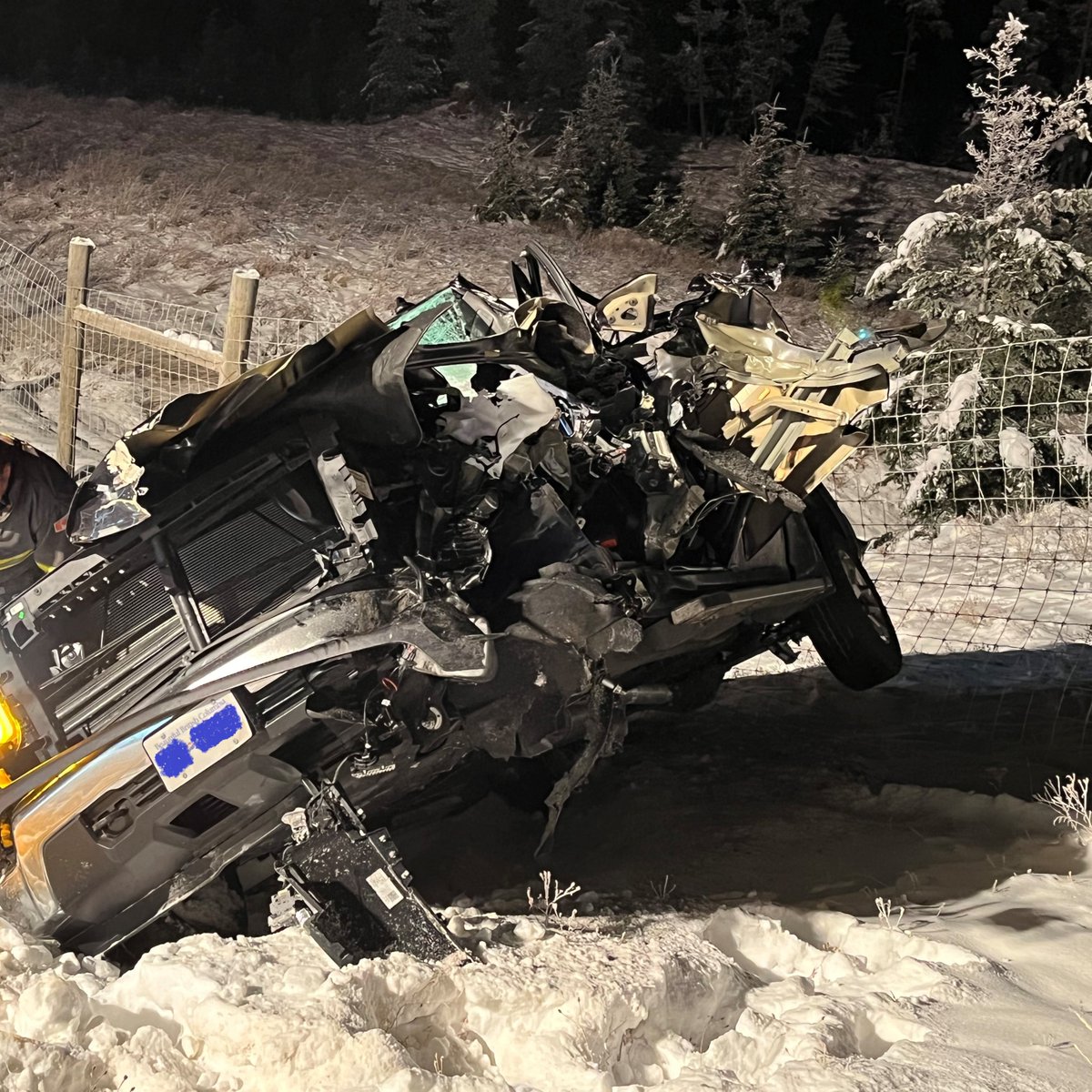 KamFire's tweet photo. Do your holiday travel plans include ending up in a wreck, destroying your vehicle, and not arriving at all?
Theirs didn't either.
The next several days can be some of the busiest for winter road travel.  No one plans to get in an accident,... 1/7 https://t.co/lZynzmUN0n