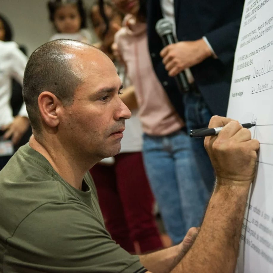 Isvimed's tweet photo. ¡Emocionante! Así fue la entrega de títulos de propiedad a 180 familias de la ciudad porque en Medellín estamos comprometidos con mejorar la calidad de vida de nuestros ciudadanos. #ConstruyendoFuturo https://t.co/W8CTypTn6u