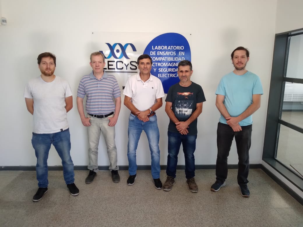 CIIECCA's tweet photo. #LECYS | Recibimos en el Laboratorio de SE y EMC la visita de Jorge Melo, Director de INTI Córdoba, y de José Amado, responsable del Dpto de Electrónica.
✅Presentamos las nuevas instalaciones y equipos, y dialogamos para que INTI colabore en incluir a LECyS en la red SAC. https://t.co/fn7lp5P6dp