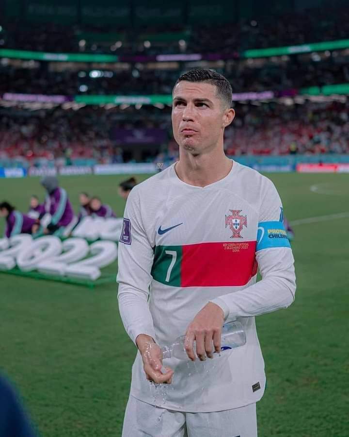 لم يشرب المشروبات الكحولية طوال حياته.. و ذلك لأنه دائما ما يفكر في الألم الذي عانى منه والده بسببها

ليس لديه أي وشم على جسمه لأنه يتبرع بالدم مرتين في السنة 

دائما ما يتبرع لصالح المدارس والاطفال المرضى

انه الدون كرستيانو ❤