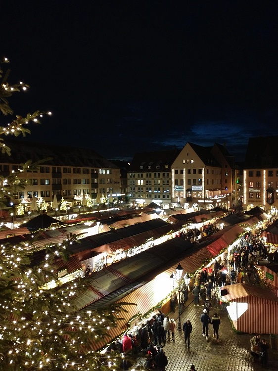 CiaoNico's tweet photo. #Nürnberg: der #Christkindlesmarkt von der #Empore der #Frauenkirche aus gesehen https://t.co/f1kWq5uSBr