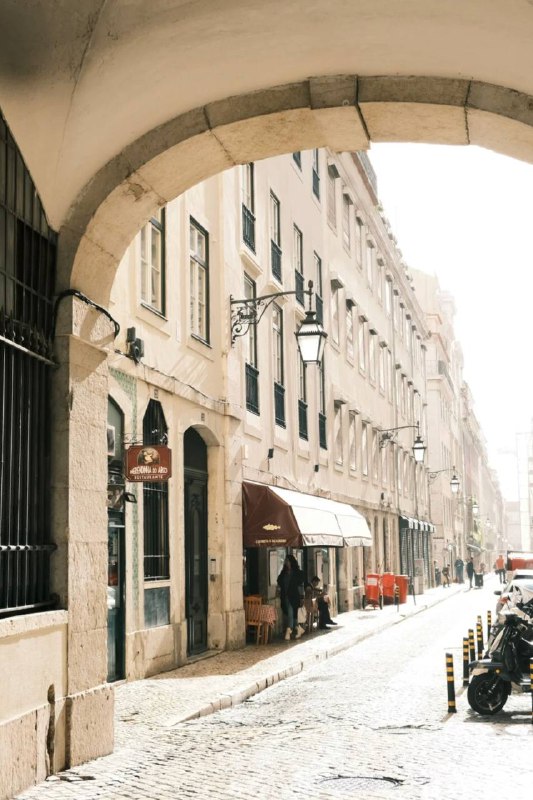 FleminSamuel's tweet photo. lost in the architecture of lisbon https://t.co/oG1WACCEaj