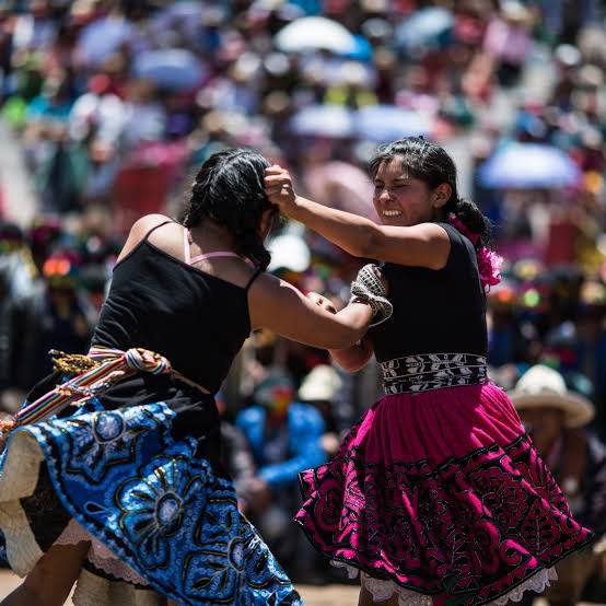 🚨CURIOSIDADE: No dia 25 de dezembro é comemorado o "Takanakuy' no Peru, tradição em que as pessoas resolvem os rancores do ano com trocas de tapas e socos e, em seguida, todos bebem.
