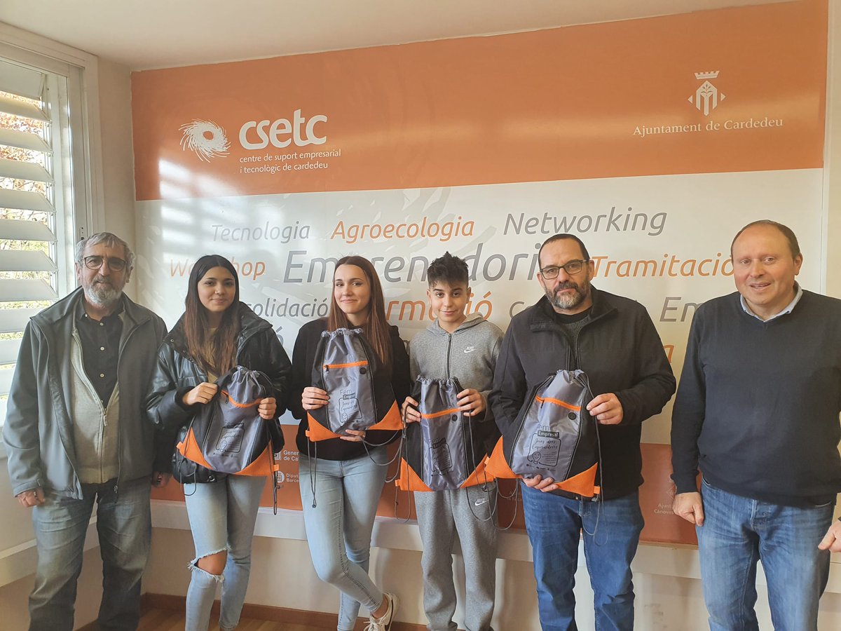 AgroecoCarde10's tweet photo. L'alumnat de 3r ESO @INS_Pla_Marcell vista el @CSETC i es fa entrega del premi al vídeo guanyador sobre consum responsable. 

Enhorabona! 📽️🏆: Cristina, Julia, Nico i Nil. 

Més info del projecte i vídeo: 
https://t.co/sWl43Bwdym https://t.co/4vQvLziToa