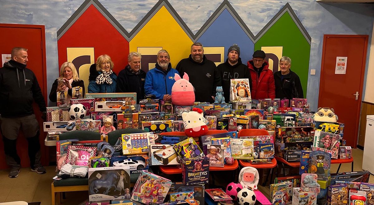 Merry Christmas to all our Fluidly Partners! We’re proud to be supporting <a href="/FineDandi/">Fine and DandI</a> with their Christmas present appeal this year. Here’s <a href="/gavlafell/">gavin fell</a> and the team playing Santa Claus for over 500 children in the Northeast 🎅🎅