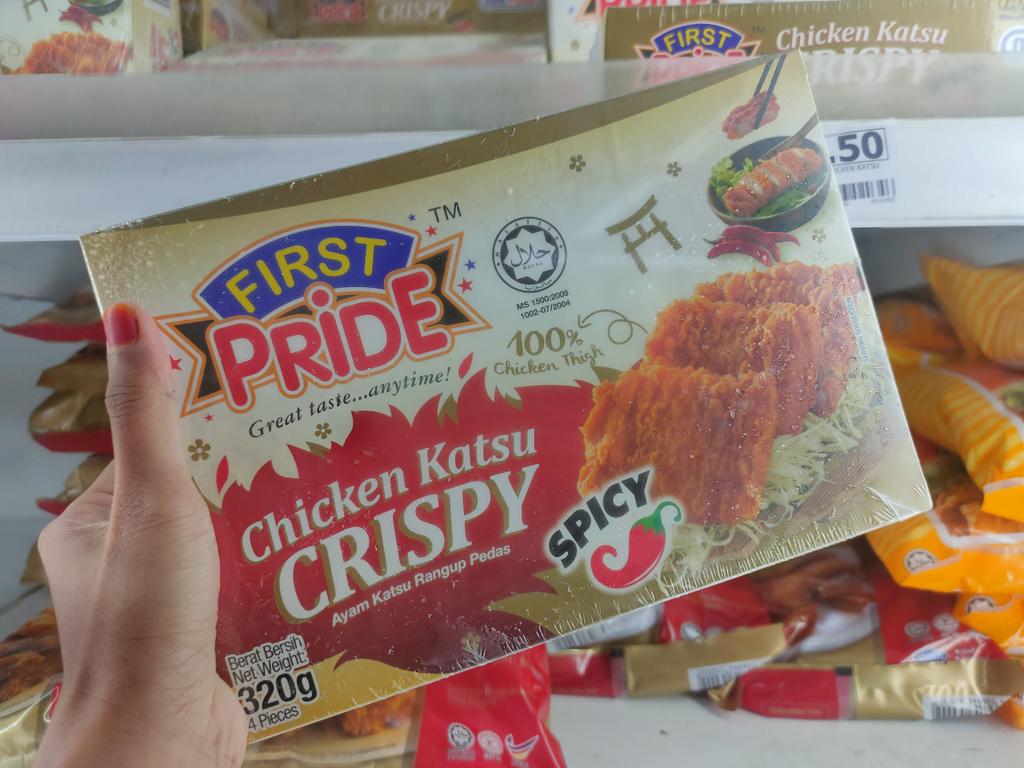 amirahrohizad1's tweet photo. Gigihlah mencari produk first pride ni dekat muar. Mujur jumpa dekat #econsavebakri. Semata-mata nak redeem nugget pillow jumaat ni. https://t.co/o5COoJHFdL