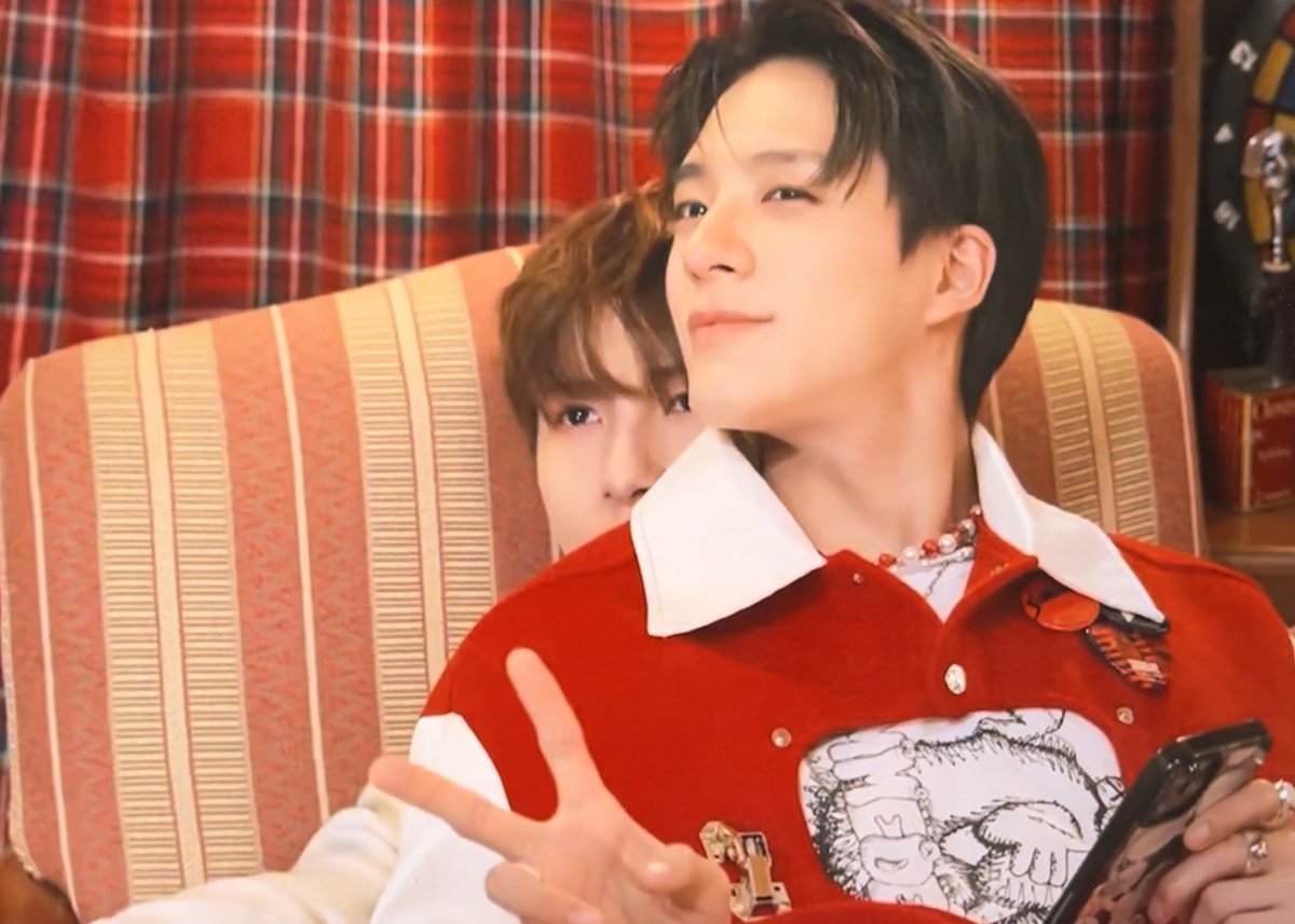 นั่งทับเพื่อ  😒😒😒😒😒