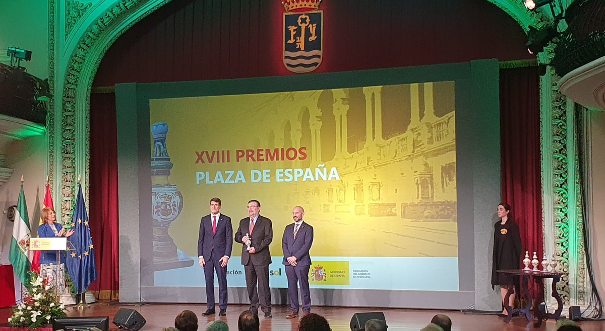 📢El subdelegado de <a href="/GobiernoMalaga/">Subdelegación del Gobierno en Málaga</a>, <a href="/FJavier_Salas/">Javier Salas</a>, asiste a la entrega de los XVIII #PremiosPlazadeEspaña, con los que @DGobAndalucia reconoce a <a href="/PepeDamianRS/">J. D. Ruiz Sinoga</a> de la <a href="/InfoUMA/">Universidad de Málaga</a> en #Málaga por su labor investigadora y participación en proyectos de cooperación internacional.