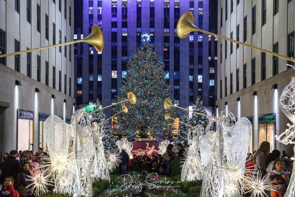 'Tis The Season To Sparkle 🎄🎁 @rockcenternyc @NYC @discovering_NYC @yourtake #NYC #NewYork #Christmas #Night #NikonCreators