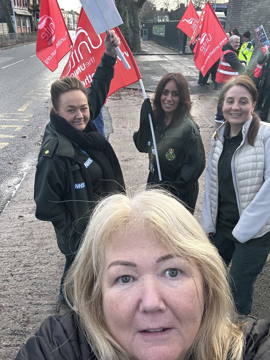 jmpowell64's tweet photo. @radicallywomen @gmbnwi @GMBNWAS @PaulMaccaGMB @neilsmithgmb Lower Break Road picket line this morning xx https://t.co/5KXBESG9hi