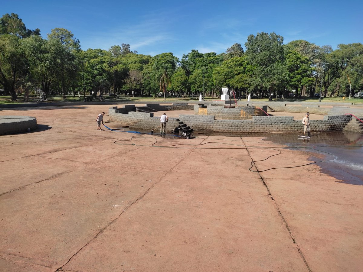 _SantaFeCapital's tweet photo. #Ahora | 👉 Trabajadores municipales realizan tareas de hidrolavado y mantenimiento en el paletón del #ParqueGaray ⛲️
➡️ Luego de terminar estos trabajos comienza a llenarse nuevamente de agua para el disfrute de todos los vecinos y vecinas. https://t.co/Pt8H2VrMkT