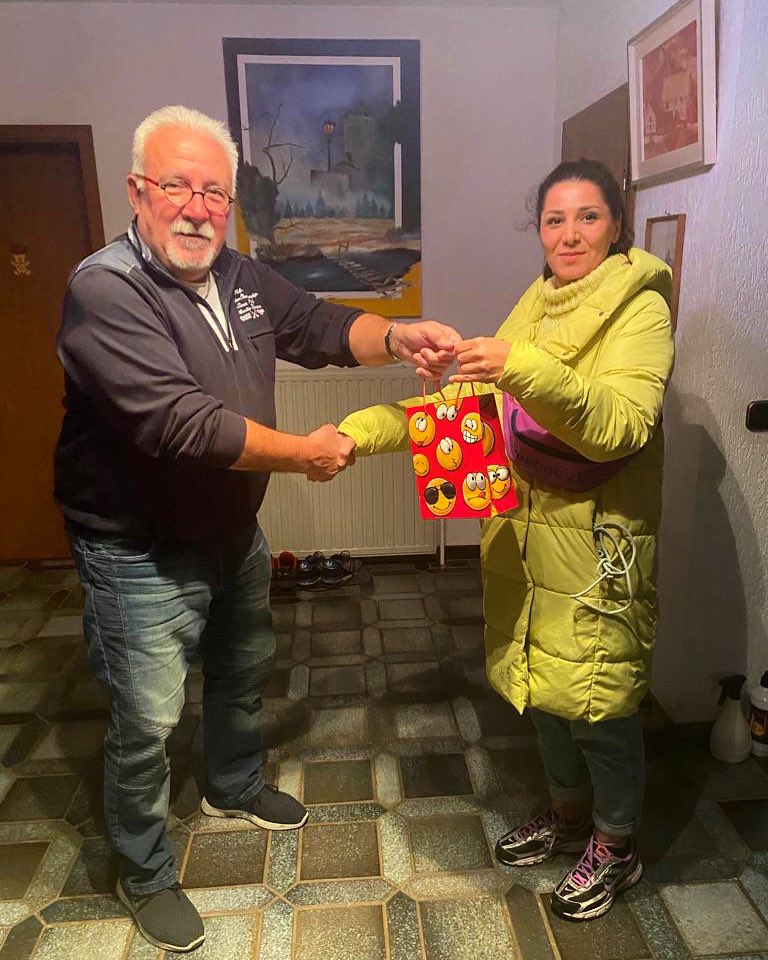 🤝Medizinisches Gerät übergeben🤝

Für eine syrische Mutter und ihre Tochter haben wir jetzt ein medizinisches Gerät gespendet🩺

Wir wünschen beiden guten Besserung❤️

📸Annette Förster

#eifelhilft #eifel #nordeifel #monschau