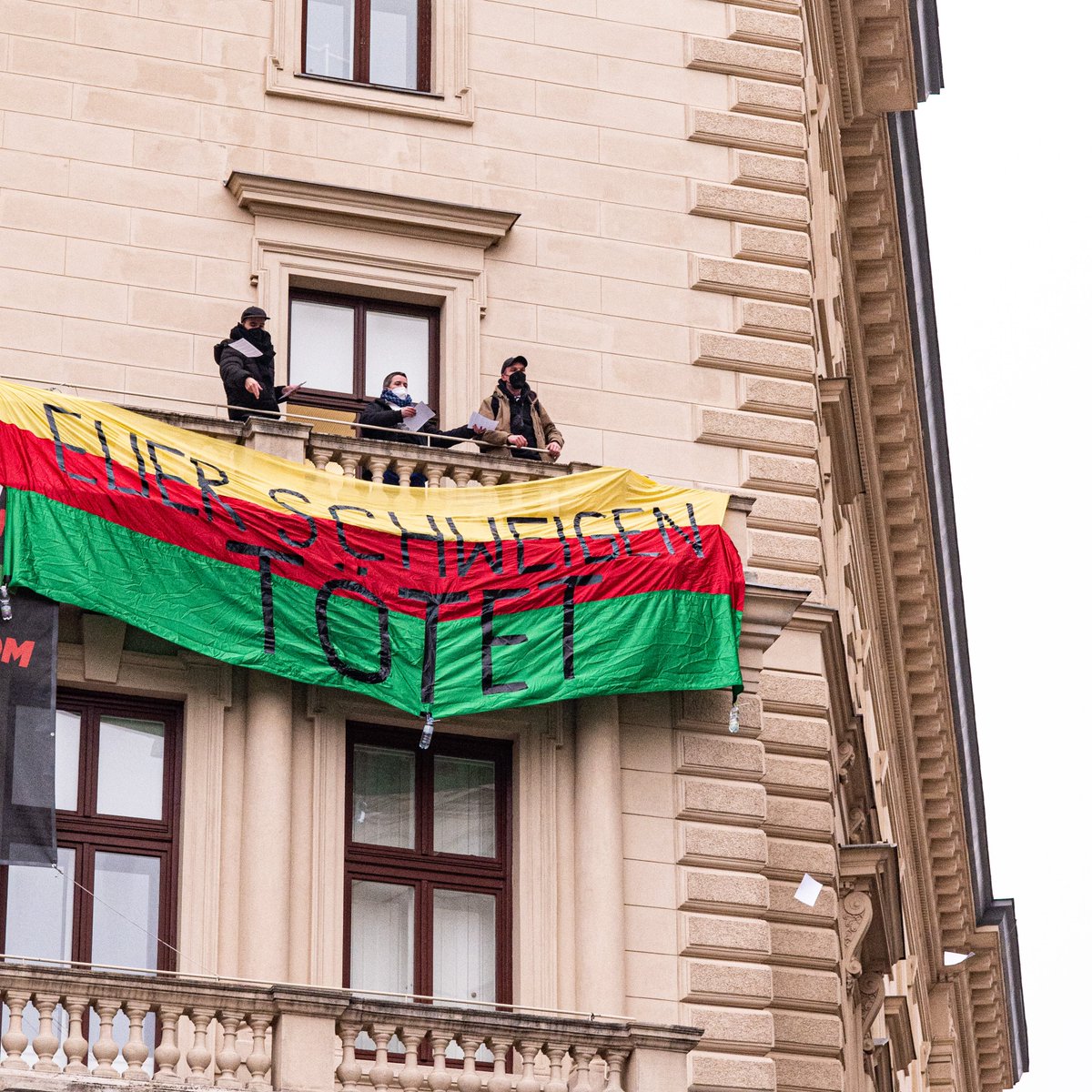!BREAKING!

wir konfrontierten die Grünen in ihrer Bundeszentrale mit ihrem Schweigen zum Krieg des türkischen Regimes in Kurdistan und Nordsyrien.

Wir wollen von <a href="/WKogler/">Werner Kogler</a> und Co. wissen: Warum habt ihr den Parlaments-Antrag zur Verurteilung von Erdogans Krieg abgelehnt?

1/