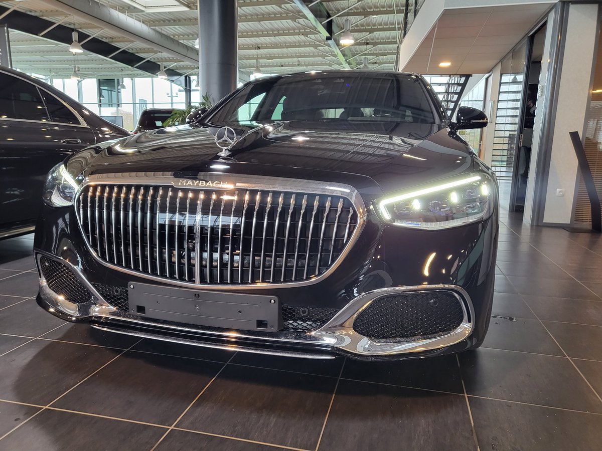 ItsBotha's tweet photo. Très rare une #mayback #MercedesBenz #Mercedes https://t.co/Suuc32DdJn